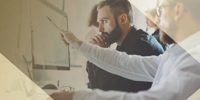 Financiële experts analyseren overnamedata op computerscherm