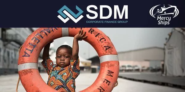 Kind met reddingsboei aan boord van Mercy Ships – ondersteund door SDM