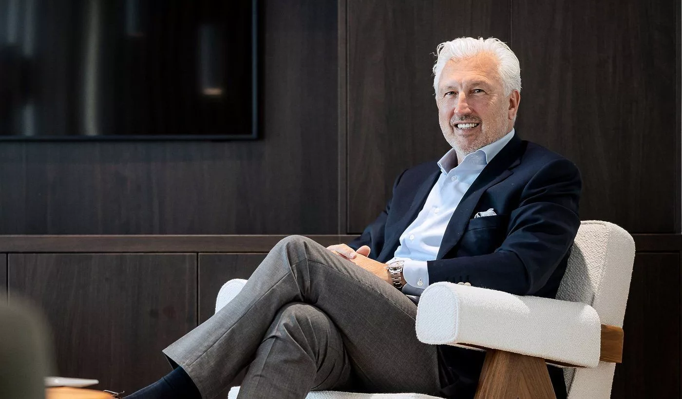 Lachende SDM-partner in fauteuil tijdens interview over ondernemersclub