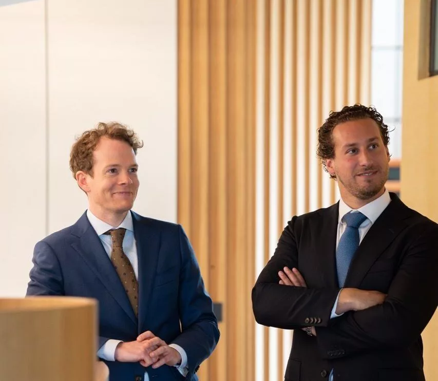 Twee zakelijke professionals van SDM BlueBridge in overleg na de fusie