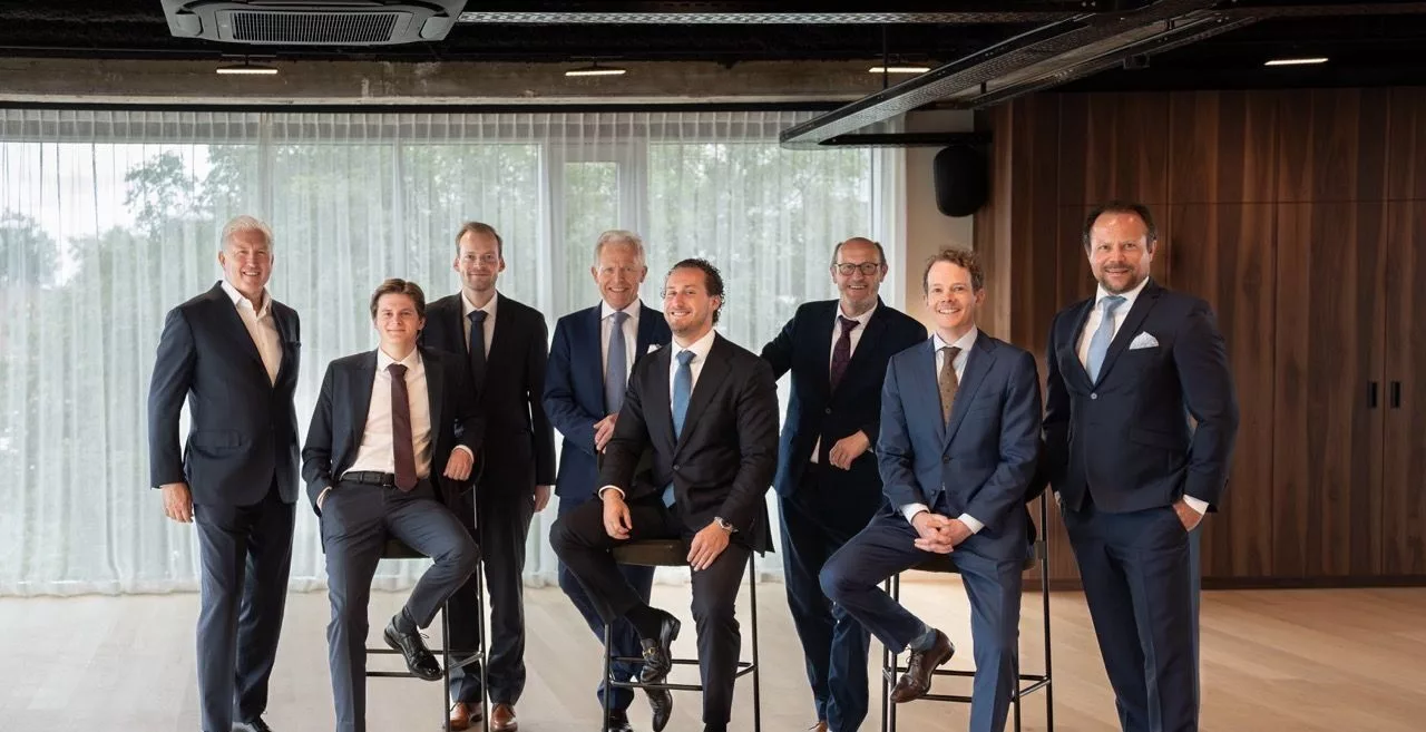 Team SDM BlueBridge na de fusie, groepsfoto in moderne kantooromgeving