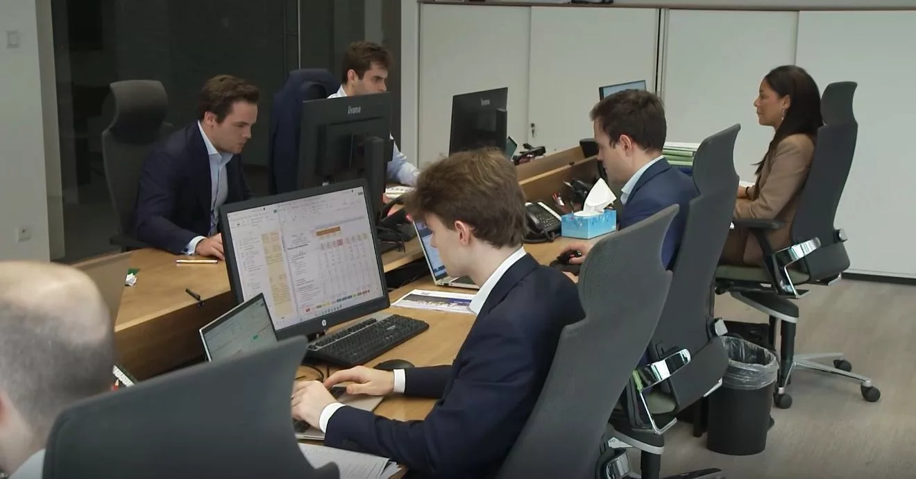 SDM medewerkers aan het werk in een professionele kantooromgeving