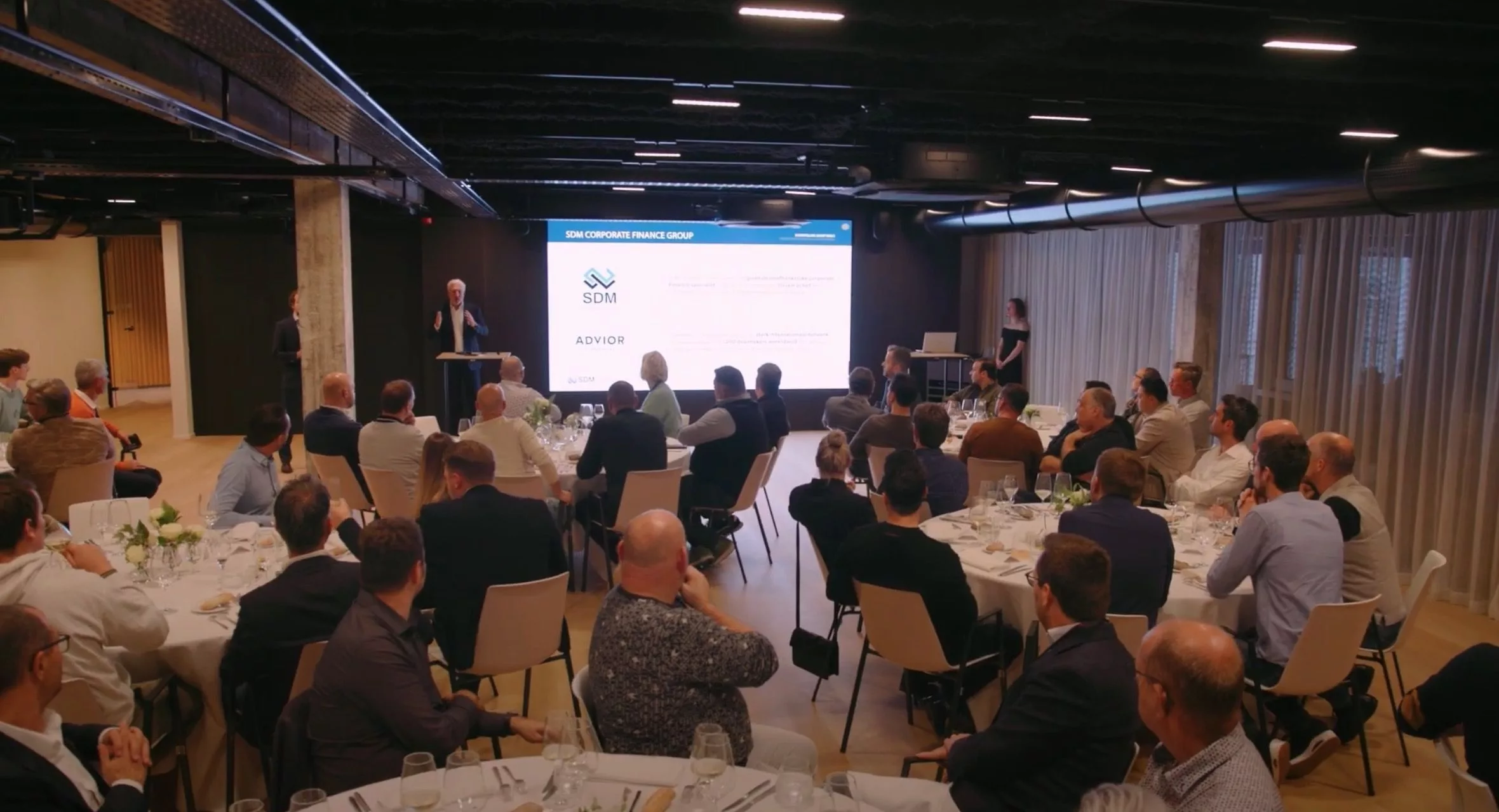SDM Corporate Finance Event 2024 – spreker voor volle zaal van ondernemers en investeerders